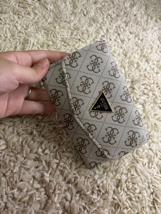 Portofele guess de diferite marimi