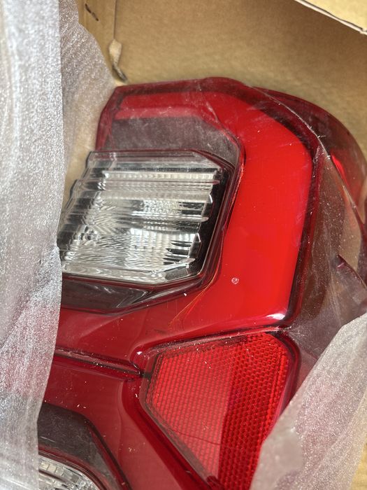 Задний левый фонарь от Toyota Hilux 2024 2,7л оригинал с трещиной