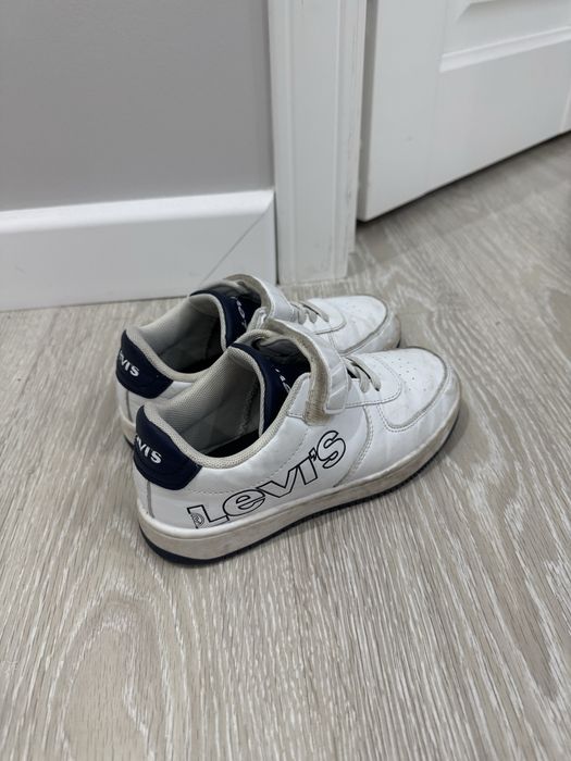 кроссовки бренда Levis