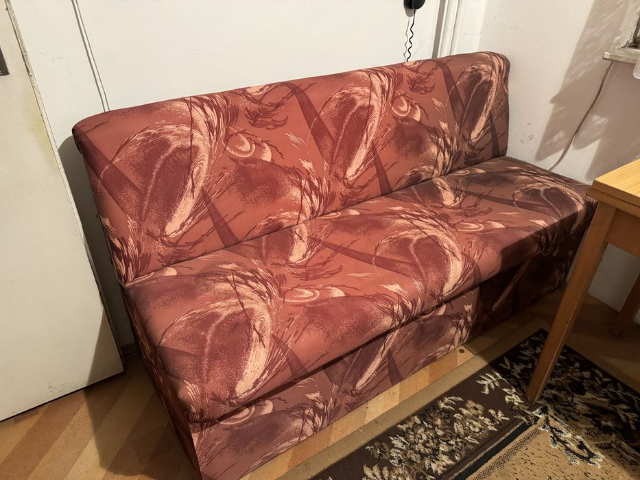 Разтегателна  маса, бюро, единични легла 2бр., секция, кухненски диван