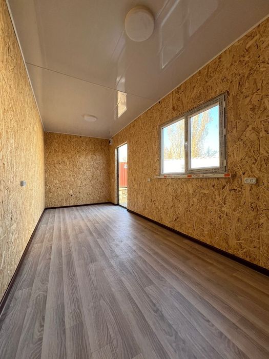 Утепленный контейнер и пустой контейнер