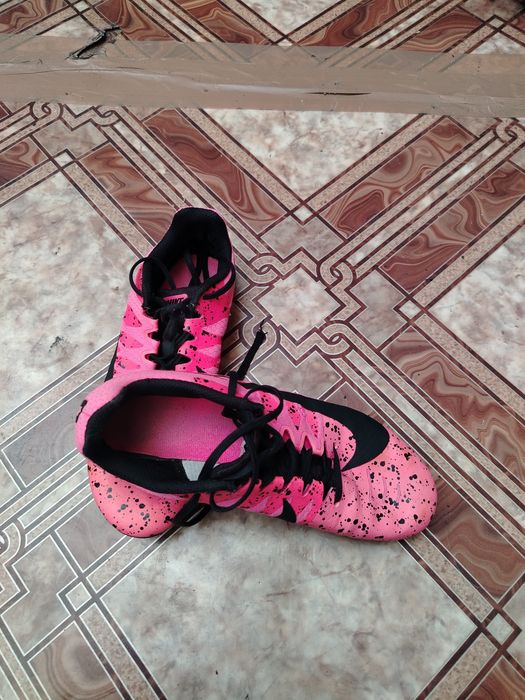 Adidasi Nike pentru alergat cu crampoane