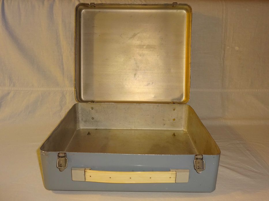 Ящик - кейс металлический (СССР) - продам.