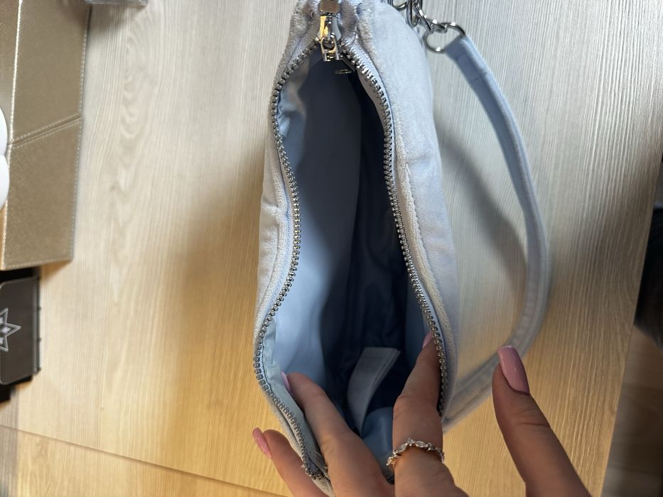 Синя чанта.