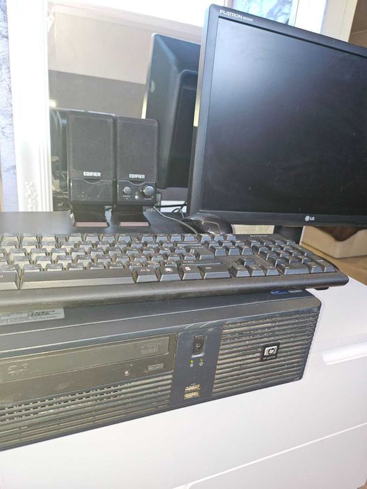 Компютър с монитор