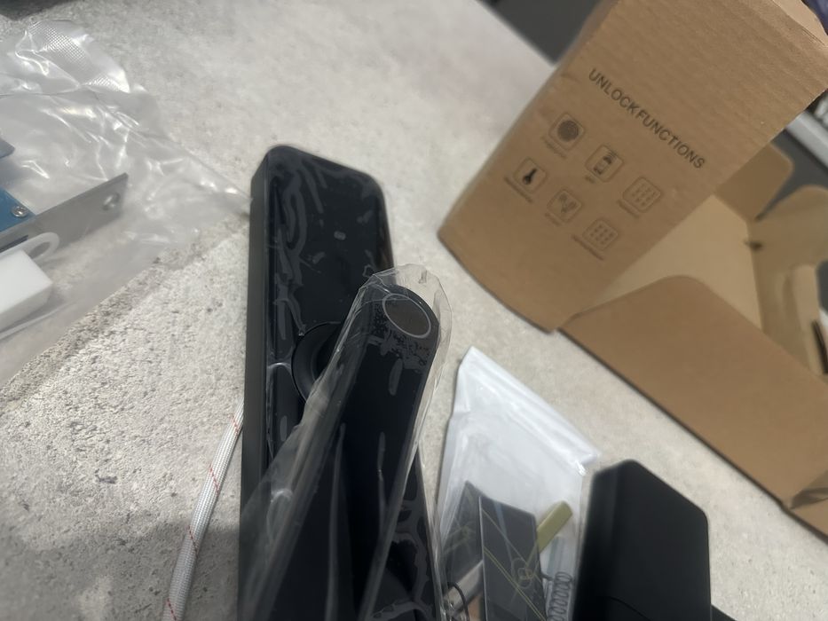 Yala inteligenta cu amprenta, control WiFi, rezistenta la intemperii