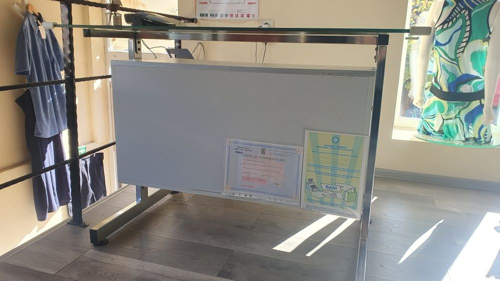 Vand mobilier magazin haine 1000 lei