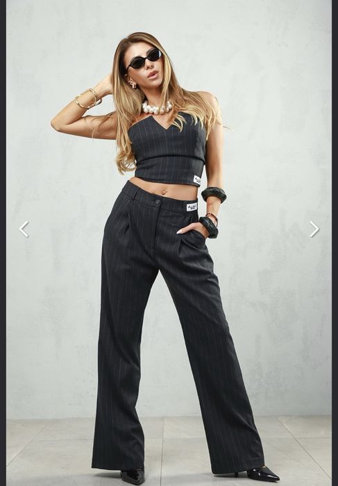 Сиво Бюстие  Pause