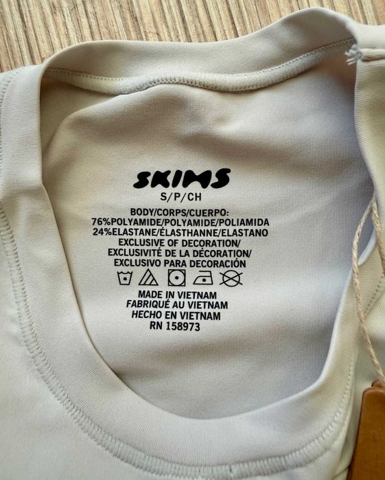 вталена блуза Skims