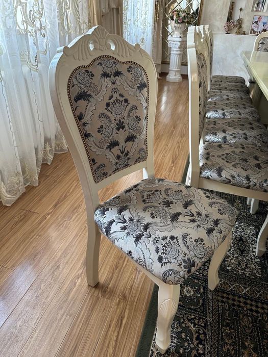 Стол со стульчиками для гостиной