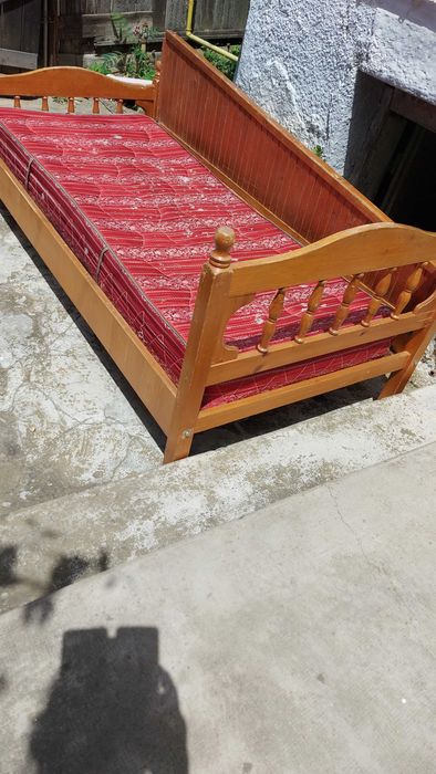 Pat aspect rustic cu saltea pentru 1 persoana.Patul este la TURDA.