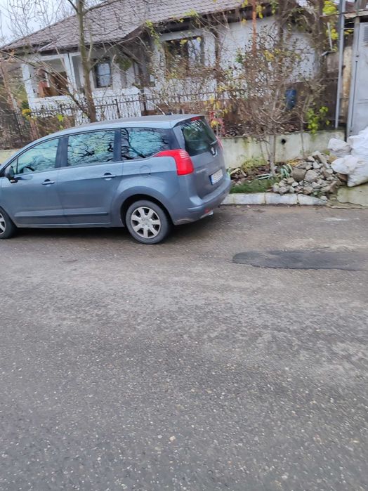 autoturism Peougeot 5008