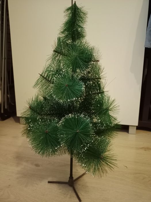 Настольная елка с мишурой и игрушками