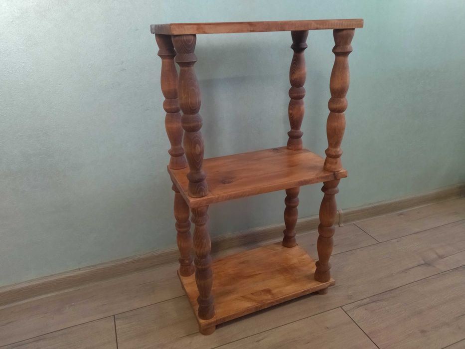 Етажерка със струговани орнаменти !!!