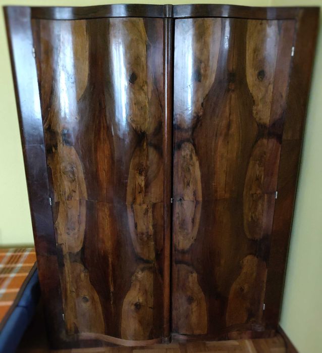 Dulap din lemn de nuc pentru haine