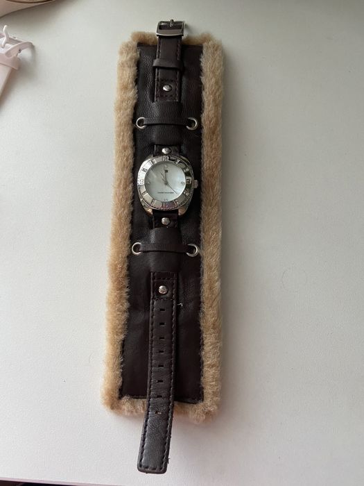 Кафяв часовник-гривна Tommy Hilfiger със седефен циферблат