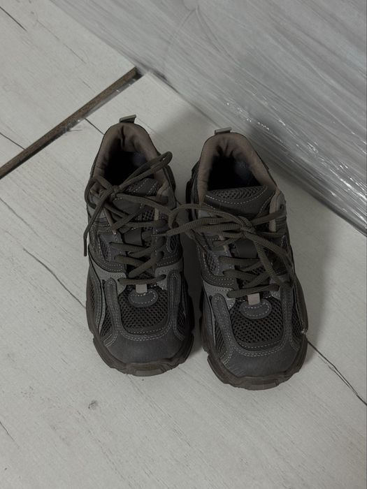 Продам осенние кроссовки 35-36р