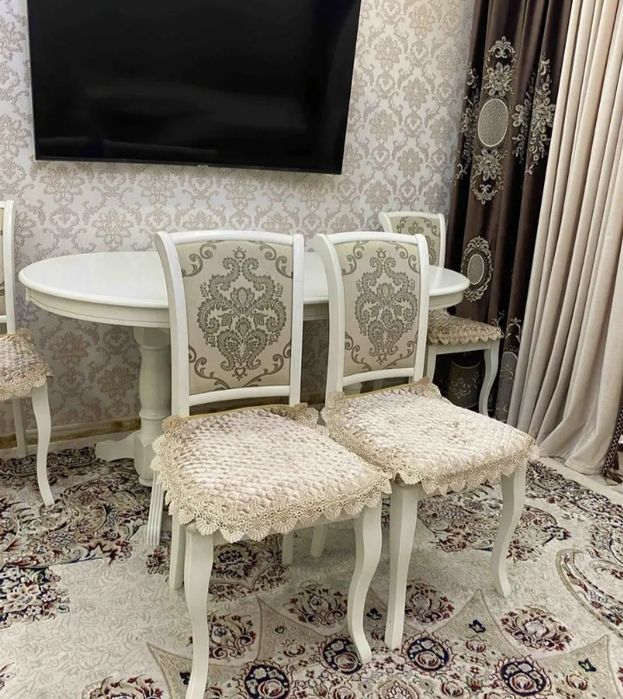 Стол стулья в идеальном состоянии