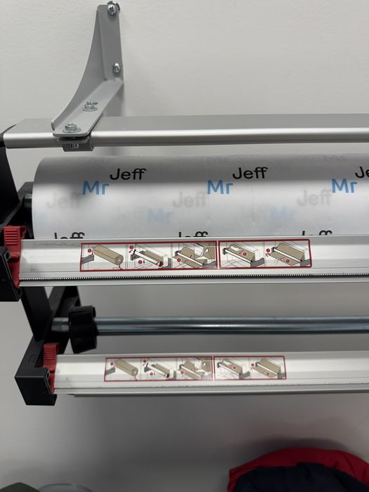 Резачка за хартия за стена