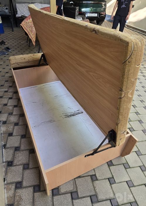 Продам кровать с яшиком для вешей