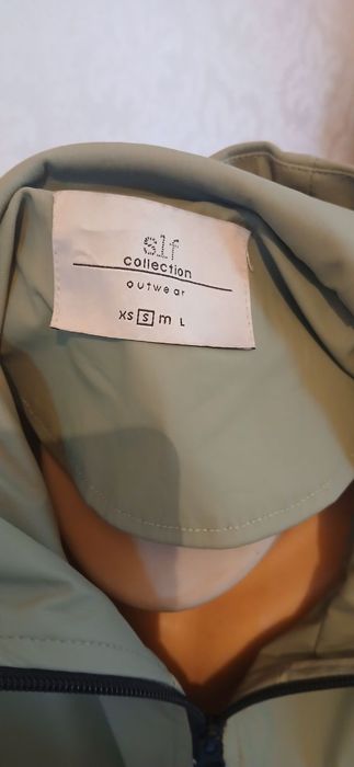 Лёгкая ветровка женская