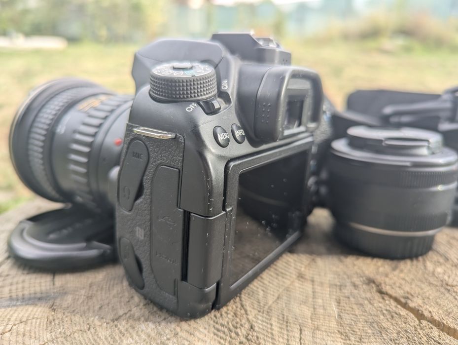 Canon  80D cu obiectiv Canon 50 mm F1.8, Tokina 11-16 mm F2.8, 3 baterii cu incarcator + accesorii, stare foarte buna