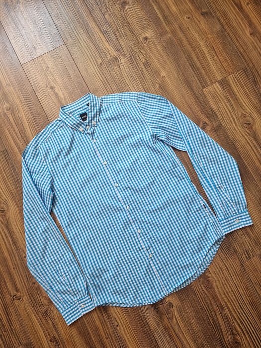 Страхотна мъжка риза HUGO BOSS размер S/
М, слим фит ,без забележки ка