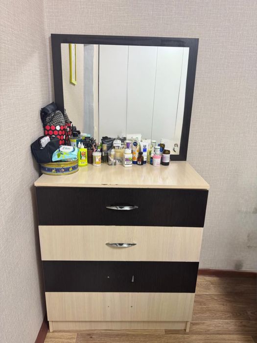 Комод с зеркалом