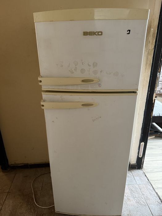 Хладилник BEKO 1.40м