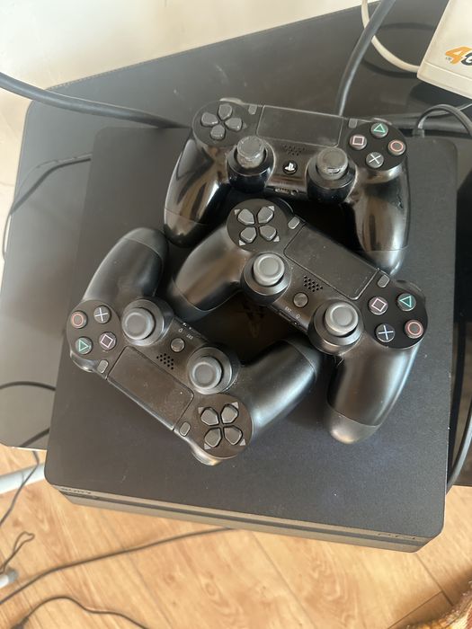 Продам PS4 Slim на 1тб