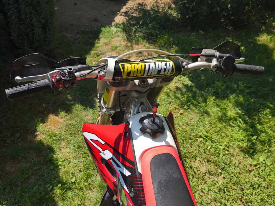 Продавам Honda cr250