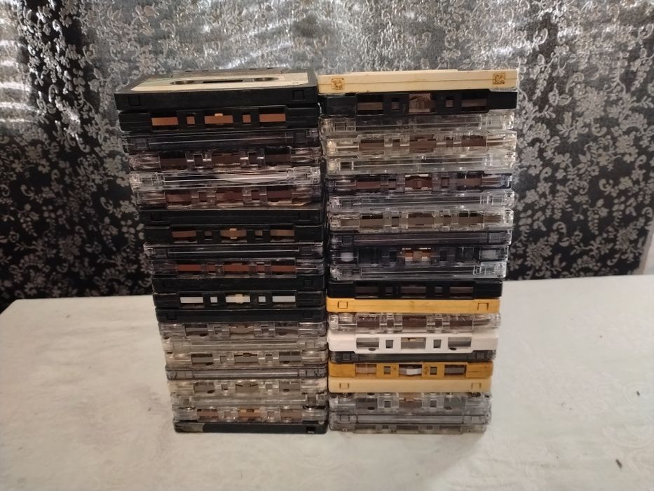 Casete audio cu și fără carcasă