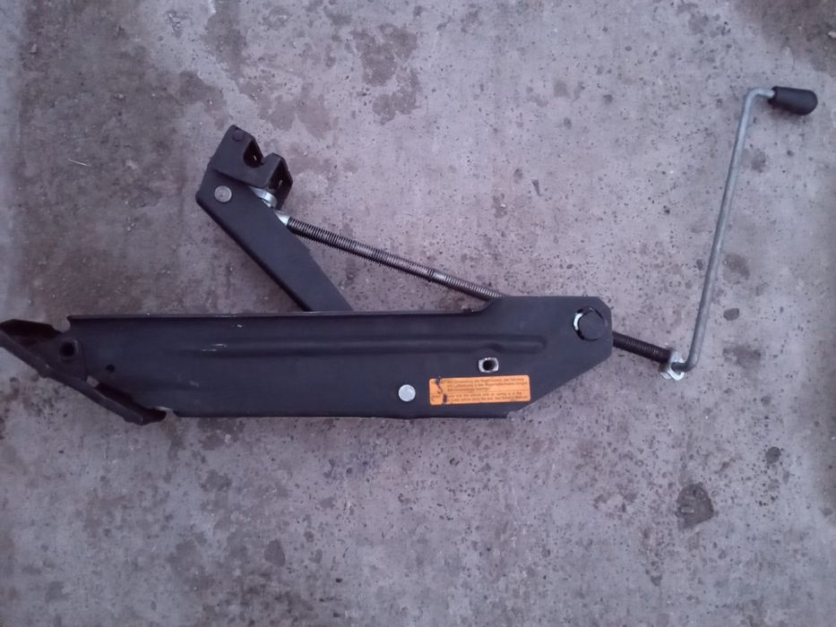 Автомобильный домкрат