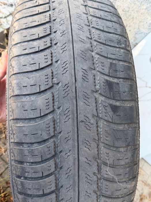 Всесезонна гума Goodyear, 215/60/16, 9 евро. Беше резервна гума, запазена.