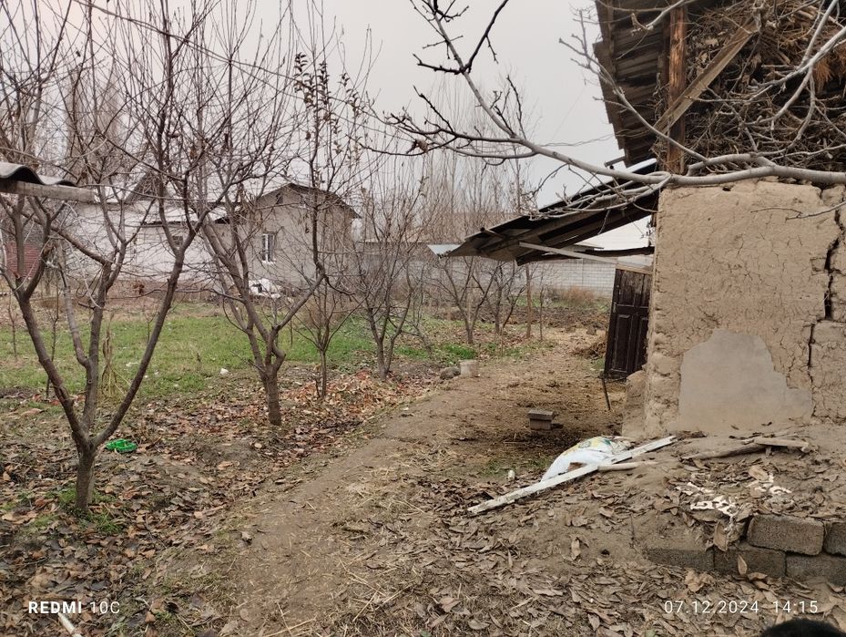 Uy sotiladi 11 sotix 6 xonali uy +2 xonali remenka dushavoy bor