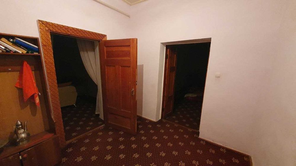 Срочно ховли уй сотилади. 13 хонадан иборат ЦЕНТРДА.