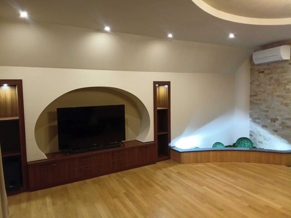 ЕЛЕГАНТЕН, Етаж от 270 кв.м , Център Пловдив - възможност за Гараж