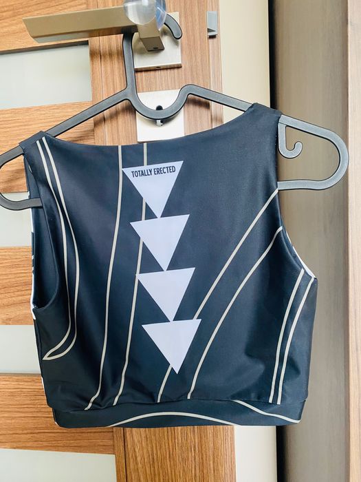 Кроп-топ Totally Erected