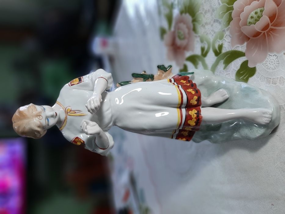 Продаём статую фарфор девушки