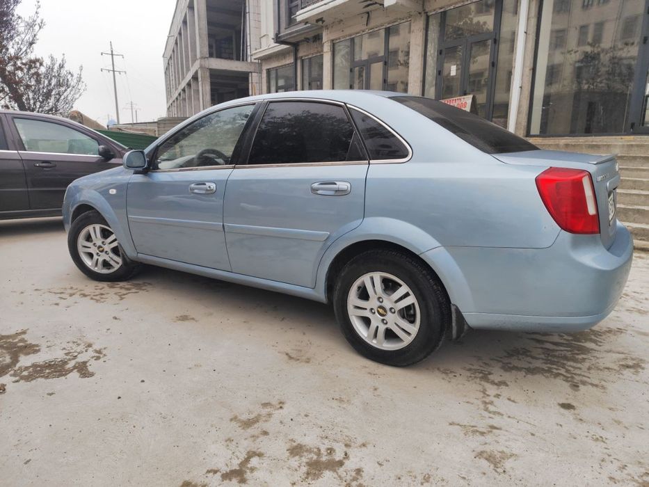 Lacetti 1.8 sotiladi