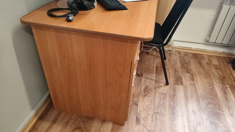 Офисные столы. Шкаф