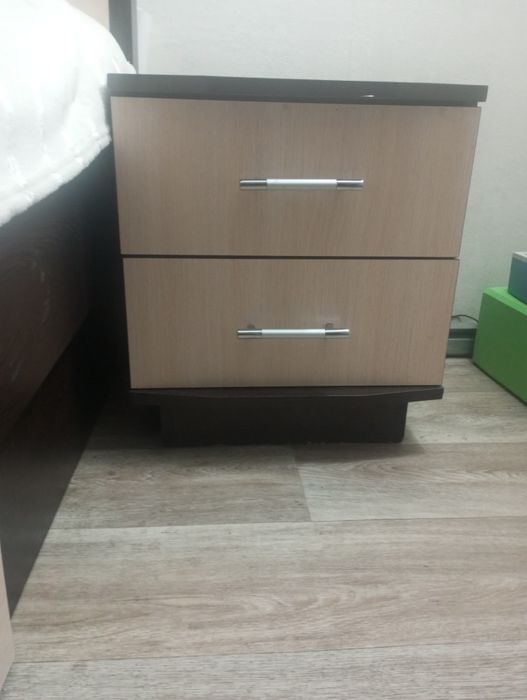 Продаю кровать и тумбочки!!