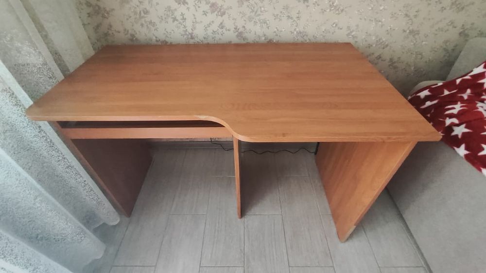 Продам компьютерный стол