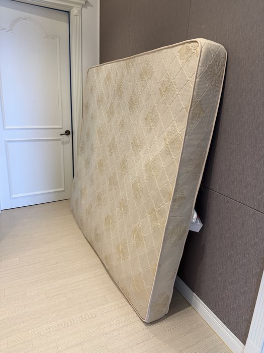 Отдам матрас журналные столики