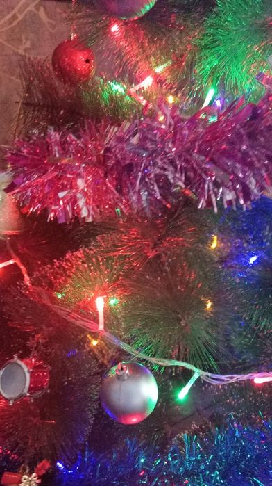 Продаётся готовый ёлка с игрушками и гирляндами