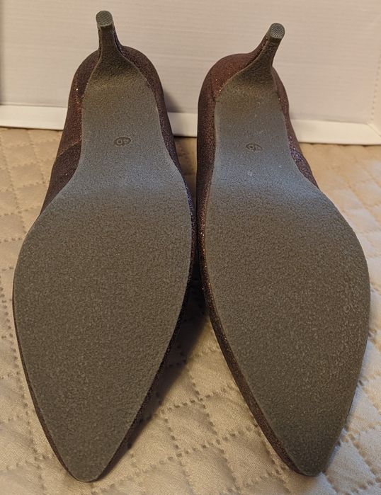 Pantofi eleganți aurii marimea 40 nou nouti