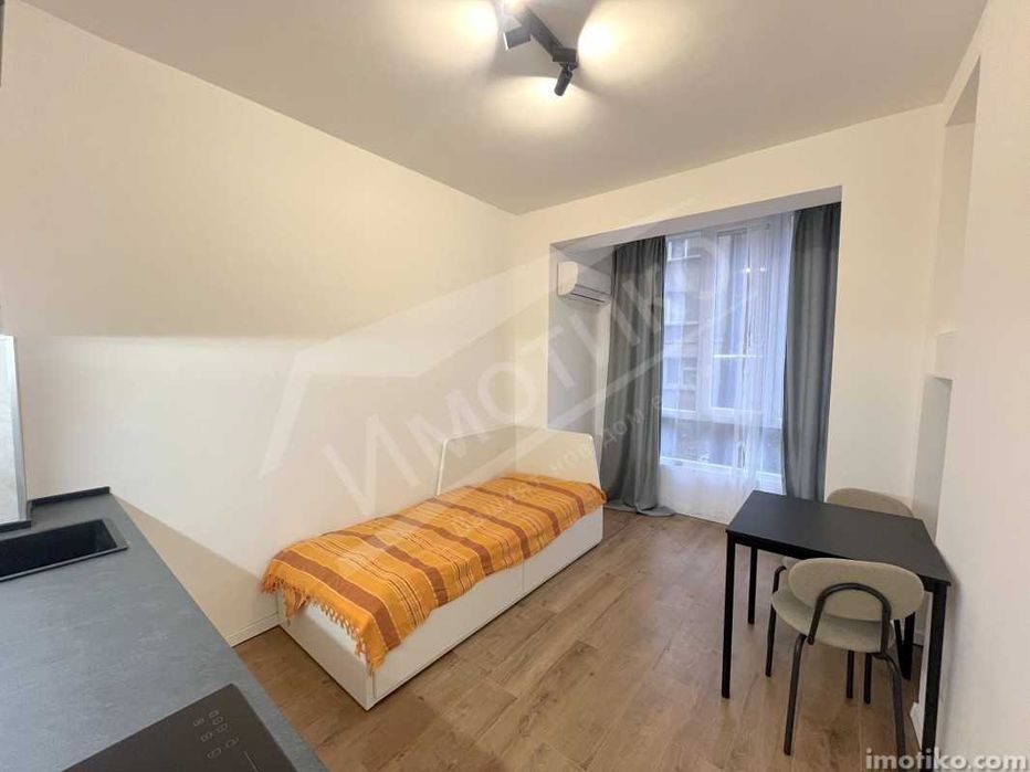 Едностаен на метри от Медицинския университет