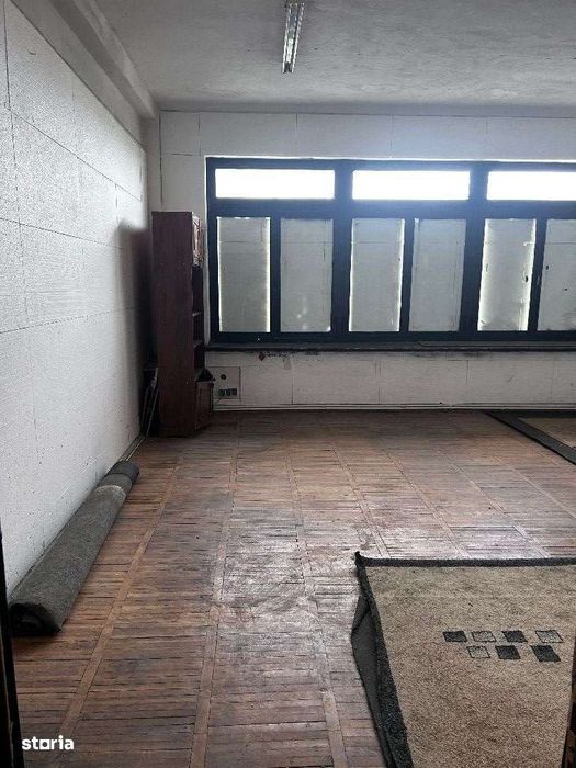 Birou de Închiriat în Craiova - Spațiu Luminos 30 mp-Metal Lemn