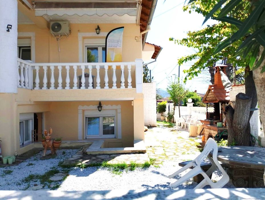 Продава къща на 3 ет 286 м2 и двор 368 м2 в Паралия Врасна, Гърция