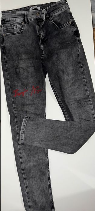 Дънки в графитен цвят с щампа